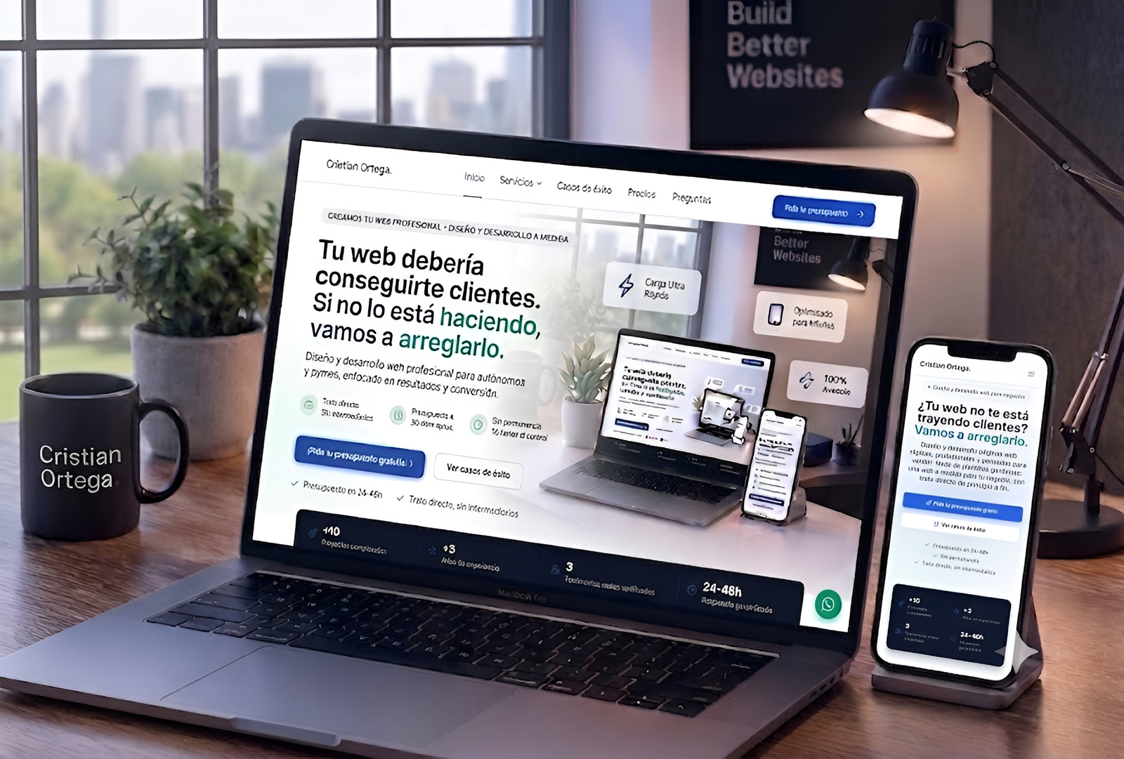 Web de Cristian Ortega mostrada en un portátil y un móvil sobre un escritorio